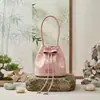 Bolso de Cubo Bordado con Cordón de Moda de Nicho 2026 Nuevo Bolso de Hombro Elegante con Perlas y un Toque de Alta Gama y Bolso Cruzado Versátil