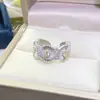 Anel de margarida de ouro de duas cores feito à mão italiano escovado pano vento edição larga Quan Zhilong mesmo estilo flor de diamante feminino