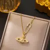 Colar de Aço Titânio com Pingente de Saturno Venda Quente Europeia e Americana Feminino Nicho Estiloso High-End Pingente Rainha Mãe Acessórios de Corrente para Clavícula