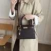 Nuevo bolso de mano para mujer 2026 con estampado de cocodrilo, moderno, de alta calidad, elegante y versátil para el trabajo, un bolso cuadrado pequeño que se puede llevar en la mano o usar como bolso de hombro o bandolera