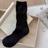 Calcetines para mujer estilo retro japonés con patrones sutiles, calcetines de media pantorrilla absorbentes de sudor y transpirables, calcetines holgados de color sólido versátiles de estilo artístico para otoño