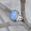Sanjie desea que se suministre transfronterizamente un nuevo anillo de piedra lunar de plata tailandesa retro de estilo punk, joyería de mano popular europea y americana.
