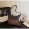 Bolsa Feminina Versátil de Nicho 2025 Novo Modelo Textura de Alta Qualidade Super Popular Bolsa de Ombro Transversal Grande Capacidade Bolsa Tote para o Dia a Dia