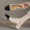 Sandálias Femininas Vintage Estilo Francês Estilo Chanel Sandálias de Dedo Novas Primavera e Verão 2024 Salto Grosso Cor Sólida Combinando Sapatos de Salto Baixo para Mulheres