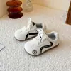 Sapatos de Andador Fofos para Bebê Calçados Infantis para Crianças Pequenas Sola Macia Sapatos Individuais Menina de Um Ano Sapatos de Treino Alemães Outono Criança Pequena Sapatos Esportivos
