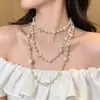 Dulce Collar Largo de Camelia y Perla Estilo Francés para Mujer Cadena de Clavícula Elegante de Lujo Ligero Multicapa Apilable Cadena de Cuello de Alta Gama