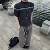 Camiseta Tricô Listrada Cinza Escuro Manga Curta Estilo College Retrô para Homens e Mulheres, Verão Gola Redonda Ombro Normal Top Curto