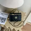 Bolso acolchado estilo Chanel con bordado de diamantes para mujer 2026 Nueva versión coreana Bolso de hombro tipo caja moderno Bolso cruzado versátil para el día a día