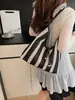 Bolsa de Mão Feminina 2026 Nova Moda Listrada Bolsa Tote de Ombro Casual Trançada Nicho para o Dia a Dia Tendência