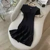 Vestido de Punto de Seda Helada Hueco Estilo Retro Coreano Inspirado en Chanel con Cintura Ceñida, Efecto Adelgazante y Falda Plisada de Corte A