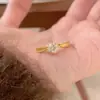 Anillo Cuadrado Pequeño Vintage Dorado Cepillado Estrella Radiante para Mujer, Anillo de Moissanita Retro de Lujo Ligero Apilable Simple Versátil