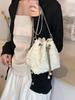 Bolso de mujer popular de este año 2024, bolso de tela con cadena colgante y diseño de nicho, bolso tipo cubo plisado.