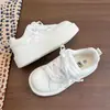 Zapatillas de plataforma gruesa para aumentar la altura de mujer, nuevo modelo 2026, zapatos blancos versátiles para estudiantes, mocasines deportivos casuales