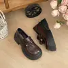 Sapatos pequenos de couro com sola grossa para mulheres, primavera e outono, que aumentam a altura, retrô, modernos, mocassins, sapatos de salto baixo, versáteis para saias, estilo britânico, 2026, com novos estilos