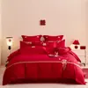 Conjunto de Casamento de Quatro Peças Bordado de Luxo Leve em Vermelho Vibrante para um Quarto de Casamento Festivo e Auspicioso, Incluindo Capa de Edredom, Lençol e Roupa de Cama Festiva