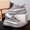 Novos Sapatos de Coco Infantis Estilosos para 2025 com Luz Noturna Brilhante, Malha Respirável, Tênis Versáteis para Alunos do Ensino Fundamental