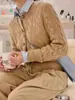 Cardigan de Punto Retorcido de Lana Bordado de Poni Mismo Estilo Counter Suéter Grueso con Cuello Redondo para Mujer Otoño e Invierno Abrigo Superior