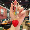 Llavero Creativo y de Moda con Bloques de Color y Cuentas, Totalmente Cubierto de Pedrería, Diseño de Fresa 3D, Lindo y Dulce, Accesorio de Alto Valor para Bolsos de Niñas