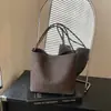 Bolsa de mão feminina de grande capacidade com textura trançada, bolsa de ombro fashion, nova bolsa tipo balde para o dia a dia de cor sólida da primavera de 2026