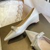 6318-1 Laço Pequeno Salto Anabela Aumentador de Altura Feminino Bico Fino Versátil para o Dia a Dia Decote Baixo Elegante Sapatos de Couro Macio