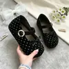 Zapatos de un solo piso con lazo de lunares, de tono lechoso y suaves, con un diseño cómodo y flexible que permite un fácil ajuste y evita que los zapatos queden demasiado apretados