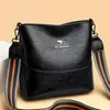 Bolsa Saco Feminina 2023 Nova Bolsa de Ombro Transversal Feminina de Couro Macio Simples Versátil Bolsa de Grande Capacidade para Meia-Idade e Idosos Tendência