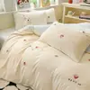 Cereza Pequeña~Juego de cuatro piezas de terciopelo imitación bordado de leche, juego de ropa de cama engrosada forrada de piel de oveja para invierno, juego de tres piezas