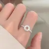 O mesmo deslumbrante anel de zircônia do Xiaohongshu, um design de nicho com alto valor estético, adequado para o dedo indicador, joia versátil