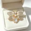 Broche de corona floral de diamantes completos estilo Ins, exquisito pin de corona floral hueca de cristal, versátil para el uso diario y de noche, broche para abrigo