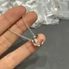 Collar de doble capa con patrón de rombos estilo Chanel para mujer, oro rosa de alta gama con diamantes, cadena para la clavícula finamente elaborada, colgante inspirado en Chanel para mujer