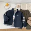 Jaqueta Infantil Outono Novo Estilo 2026 Jaqueta Infantil Listrada Esportiva Zíper Camisa Transfronteiriça Crianças Pequenas e Médias Vento Bonito