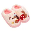 Lindas pantuflas de algodón con temática de cachorros para niños, cálidas y afelpadas para el invierno, adecuadas tanto para niños como para niñas, para usar en interiores, para combinar con los padres y para bebés y niños pequeños.