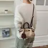 Coleção outono 2025 transfronteiriça: Bolsa de couro tipo balde simples e estilosa para mulheres, grande capacidade, adequada para o trajeto diário, e pode ser carregada como bolsa de ombro ou bolsa de braço.
