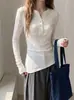 Camiseta Blanca de Manga Larga para Mujer Estilo Chica Picante Americana Hombro Normal Otoño Temprano 2026 Corte Delgado Favorecedora Base Irregular Delgada 2549