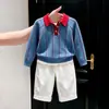 Suéter de punto estilo coreano para niños, nuevo de verano 2026, con cuello polo a rayas azules y pantalones casuales blancos de pierna ancha para niños