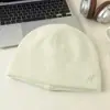 Novo gorro de tricô oversized para mulheres, projetado para fazer o rosto parecer menor, adequado para uso ao ar livre, versátil, quente e disponível em cores lisas. Versão masculina também disponível, com opções de impressão de logotipo
