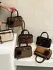 Bolso de mano con acabado mate retro, nueva colección otoño/invierno 2026, bolso cruzado versátil para mujer, bolso tote moderno y popular, bolso de mano pequeño
