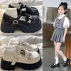 Zapatos de Princesa para Niñas con Calados, Suela Suave, Punta Cerrada, Nuevos de Moda Versátiles Mary Jane de Cuero para Niños, Primavera/Verano 2026