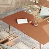 Tapete de mesa de couro liso, adicionando um toque de elegância à sua mesa de jantar ou escrivaninha. É resistente a manchas, à água, ao óleo, ao calor e fornece isolamento. Adequado para mesas de jantar e escrivaninhas de estudante