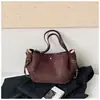 Bolsa tote simples de cor sólida, artística, para mulheres, nova coleção outono 2026, casual e leve, adequada para o trabalho e para o dia a dia, pode ser carregada no ombro ou na transversal.