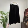 Nueva Falda Midi de Terciopelo con Encaje y Abertura Lateral Estilo Chino Color Sólido Moda Versátil Cintura Alta Otoño 2026 Nuevo para Mujer