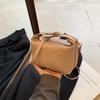 A bolsa popular deste ano feminina 2024 novo nicho de moda design casual ombro mensageiro bolsa almofada de mão