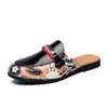 Sapatos Masculinos de Couro Slip-On com Bico Fechado 2025 Verão Novos Tendência Moda Masculina Raso Slip-On Respirável de Couro