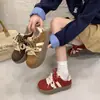Zapatillas de Entrenamiento Alemanas Rojas Retro para Mujer 2026 Nuevas Suela Gruesa para Aumentar la Altura Casual de Tabla Versátiles en Tendencia Aumento de Altura Interior Zapatillas de Entrenamiento Alemanas