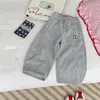 Calça de moletom infantil 2026 Outono novo estilo bordado de desenho animado infantil calça de perna larga cordão cintura elástica calça longa casual para bebê menina