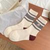 Calcetines Casuales Versátiles de Media Pantorrilla con Bloques de Color Rayados para Mujer con Conejo Feliz Bordado, Algodón Peinado, Calcetines Estilo Universitario de Zhuji Socks