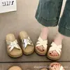 Pantuflas de suela blanda para mujeres embarazadas con una sensación cómoda, nuevo modelo de verano 2026, versátiles para usar en exteriores, adecuadas para pies anchos y voluminosos, sandalias antideslizantes