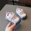 Zapatos para caminar de bebé con suelas blandas, antideslizantes, con velcro, diseño de dibujos animados, para niños y niñas de 1 a 3 años, nuevo modelo de otoño