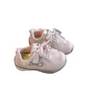 Zapatos suaves para niños 2026, zapatillas de entrenamiento alemanas versátiles antideslizantes, zapatillas de cuero antideslizantes para niñas de primavera y otoño