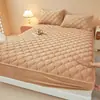 Saia de cama acolchoada de veludo cristal Classe A bordado duplo C quente de veludo curto cobertura de cama acolchoada protetor de colchão saia de cama semi-coberta de veludo de leite